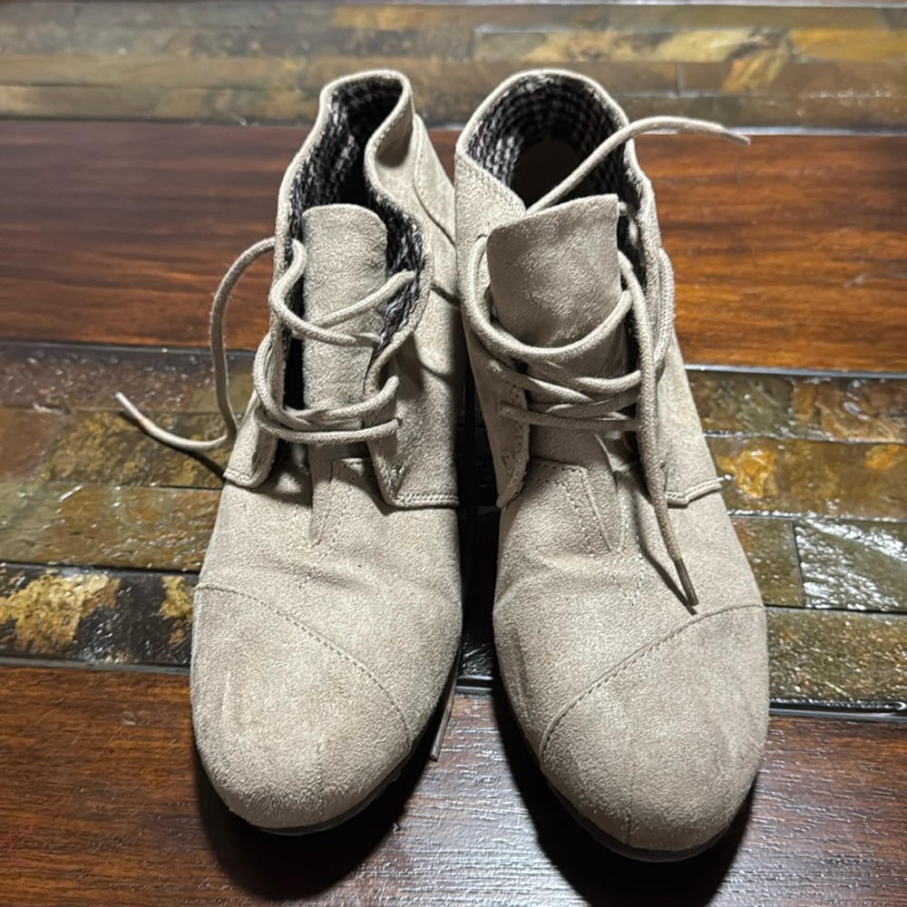 Size 7.5W beige boots in great pre-loved condition
